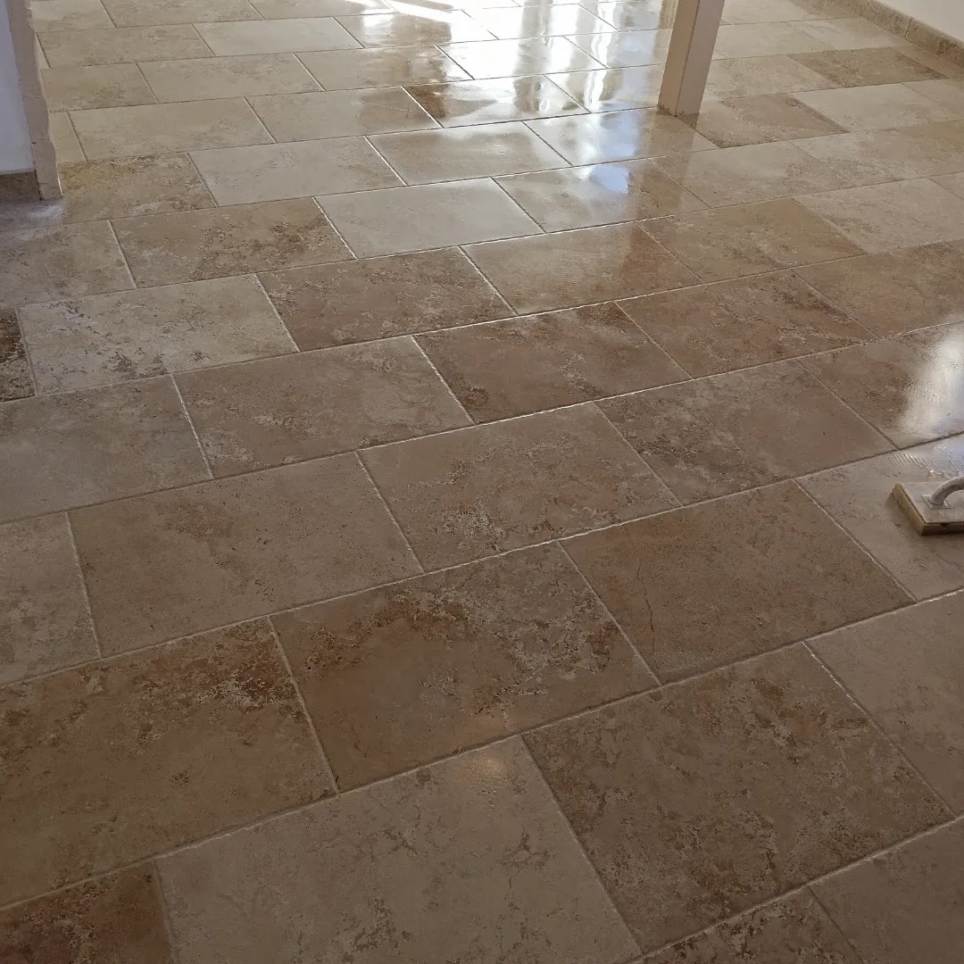 Pose de carrelage travertin dans une pièce à vivre, finition soignée par STE Bâtiment à Gisors