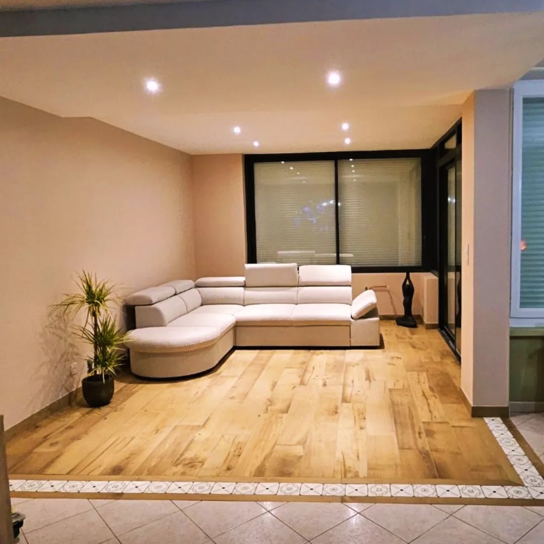 Sol imitation parquet avec bordure en carreaux de ciment
