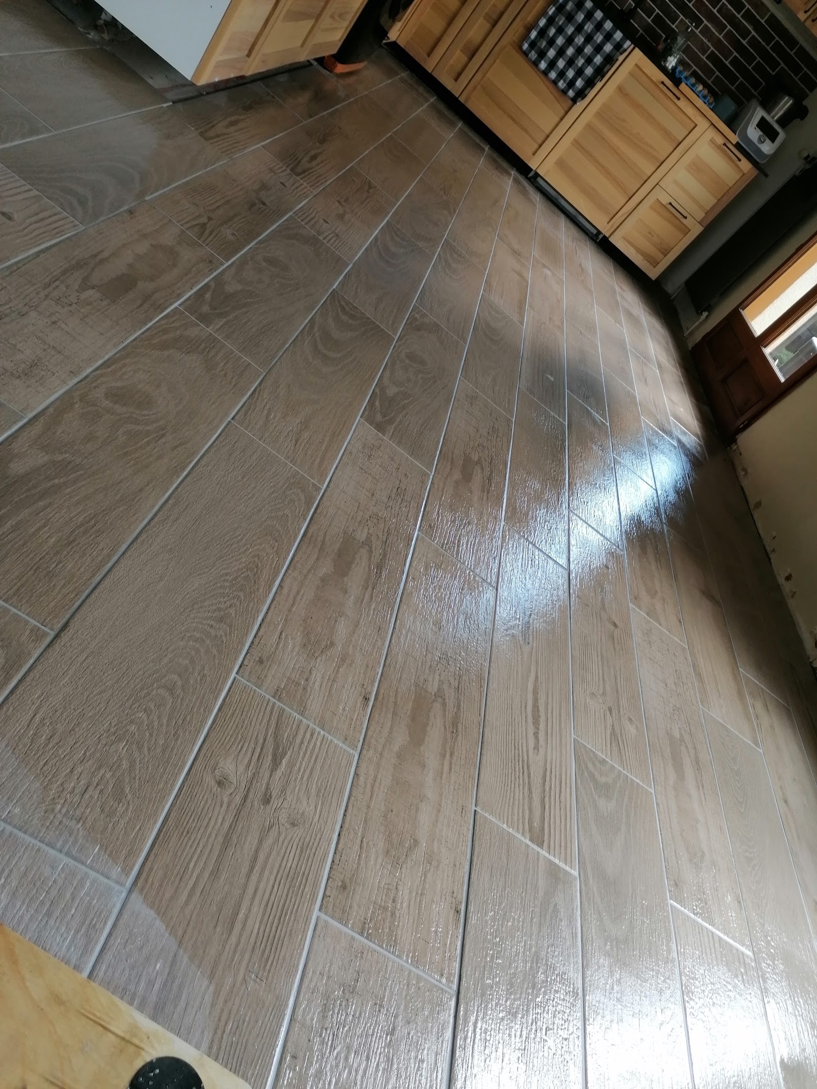 Carrelage grand format effet bois posé au sol